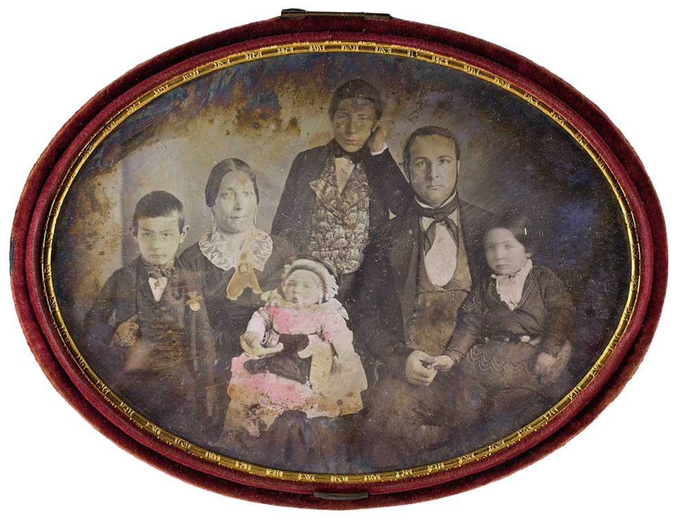 Hacerse un daguerrotipo era una ocasión solemne. Pero era difícil que los niños no salieran 'movidos' debido al largo tiempo de exposición. Con todo, los fotógrafos ambulantes perfeccionaron la técnica y en 1841 el tiempo de exposición bajaba del minuto.