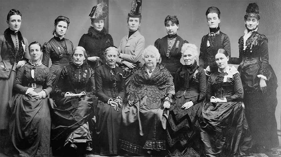 Elizabeth (la tercera por la derecha entre las sentadas) y Lucretia (la segunda por la izquierda, también sentada) fueron unas luchadoras incansables que a la reivindicación de los derechos de las mujeres unieron la de los afroamericanos. Lucretia creó la Sociedad Antiesclavista de Filadelfia y ayudó a huir a muchos esclavos. Elizabeth llegó a enfrentarse a otros sectores del movimiento feminista reacio a que se reconociese el voto de las mujeres negras.