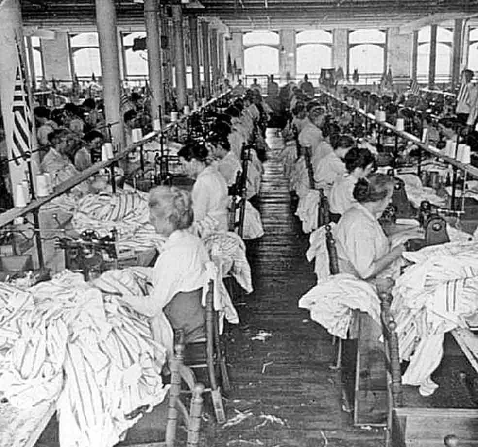 Antes de que el sector textil se trasladase masivamente a Asia, la explotación de las costureras tenía lugar en las mismas calles de Nueva York. Allí, y en otras ciudades de Estados Unidos, miles de mujeres trabajan en condiciones precarias y durante jornadas interminables. Fueron ellas las primeras en liderar las protestas que acabarían derivando en la creación de un Día de la Mujer.
