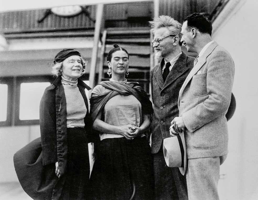 Trotski y su mujer (con gorro) al llegar a México. Lo recibieron Frida Kahlo y Max Shachtman, líder comunista en Estados Unidos. África participó en el fin de Trotski.