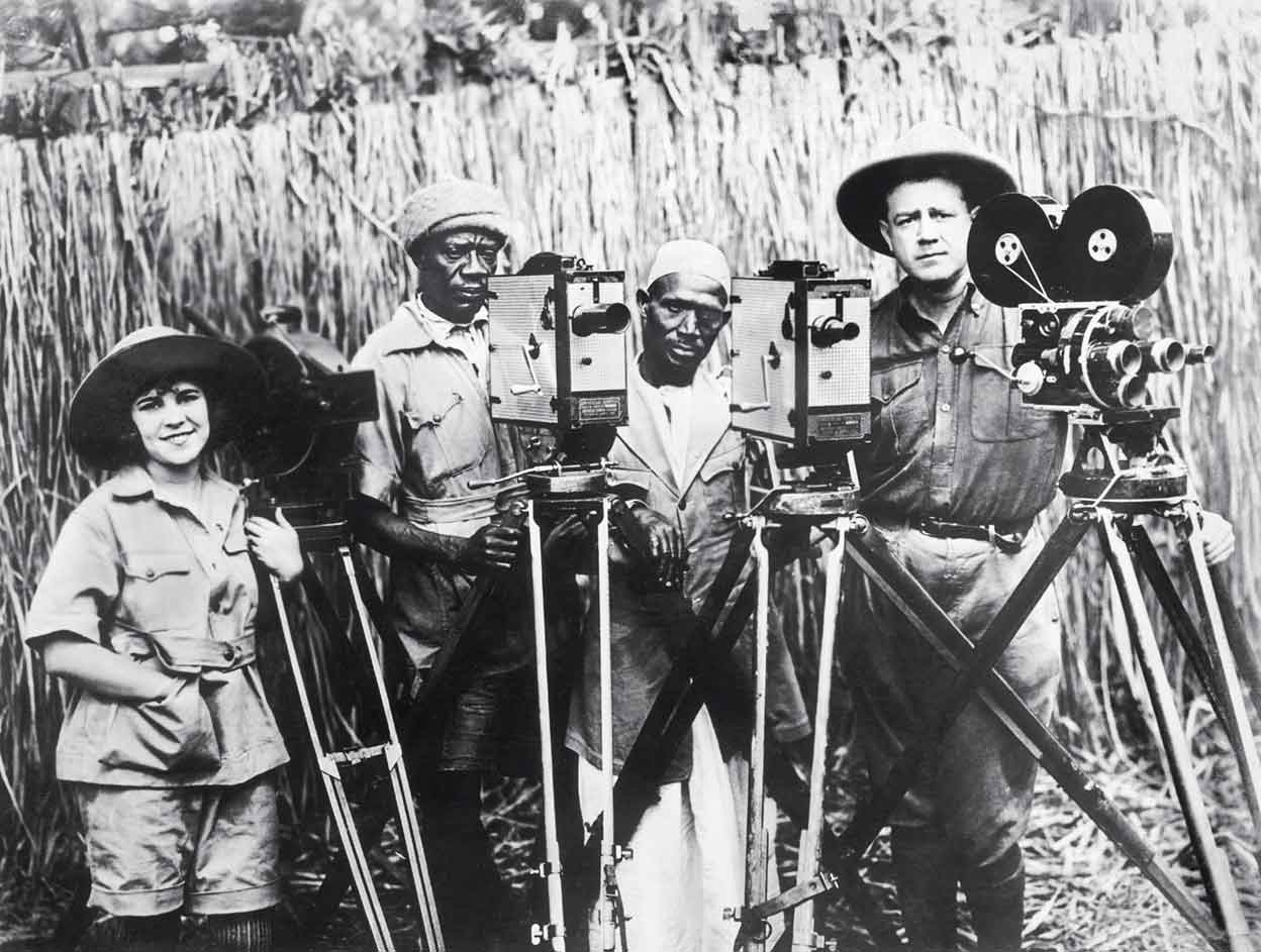 El matrimonio Johnson con sus herramientas de trabajo. Ayudados económica y técnicamente por su amigo George Eastman –el fundador de Kodak–, los Johnson se convertirían en los pioneros del documental de naturaleza y vida salvaje.