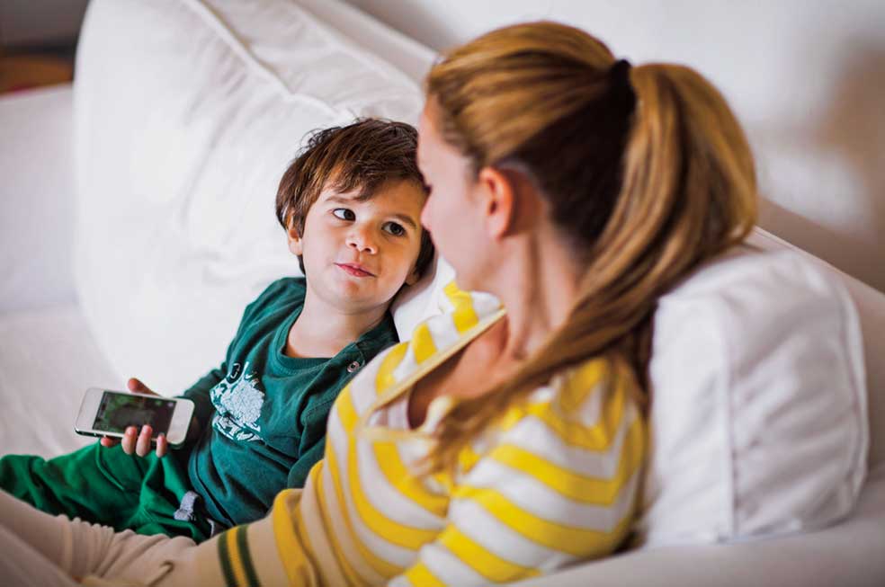 «Los factores que causan esa divagación mental en los pequeños -¡y en los mayores!- son diversos, pero uno de ellos es la irrupción del móvil y otros dispositivos que inundan nuestros hogares. Está demostrado que tanto la atención como la capacidad de análisis, la capacidad creativa y la de abstracción disminuyen con el uso abusivo de las tecnologías actuales», asegura el psicólogo Luis López González.