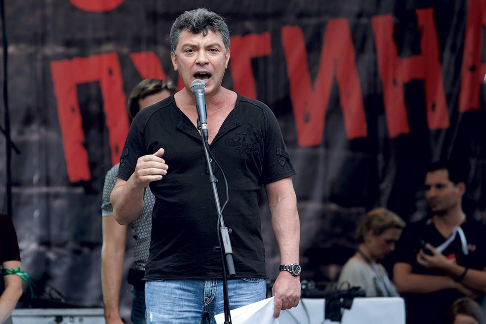 Borís Nemtsov el 12 de junio de 2011 en Moscú, durante la Marcha de los millones en el Día Nacional de Rusia, una fiesta nacional que, desde 1992, celebra la independencia de la URSS. Más arriba, en la imagen que abre este reportaje, el cuerpo ya sin vida del opositor a Putin, ejecutado en la calle a tiros en un puente cercano a la Plaza Roja de Moscú el 27 de febrero de 2015.