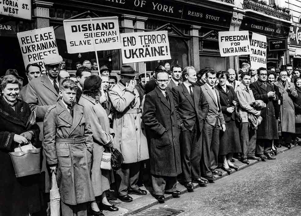 Ucrania se independizó de Rusia tras la Revolución de 1917. Pero apenas duró. Castigada con una terrible hambruna por Stalin, sufrió luego la invasión nazi. Tras la guerra, nunca encajó bien en la URSS. En la imagen, de 1959, una protesta en Londres por las represalias soviéticas en Ucrania.