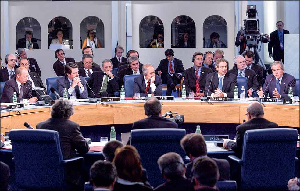 «Deduje que Putin era un hombre pragmático, que mantenía unas ideas de modernización de Rusia y que si bien hubiera preferido una circunstancia distinta, menos dolorosa para el orgullo nacional, había asumido aquella en la que le había tocado ejercer el poder», escribió Aznar en sus memorias sobre su encuentro con el dirigente ruso. Era el año 2000 y Putin intentaba congraciarse con Occidente.