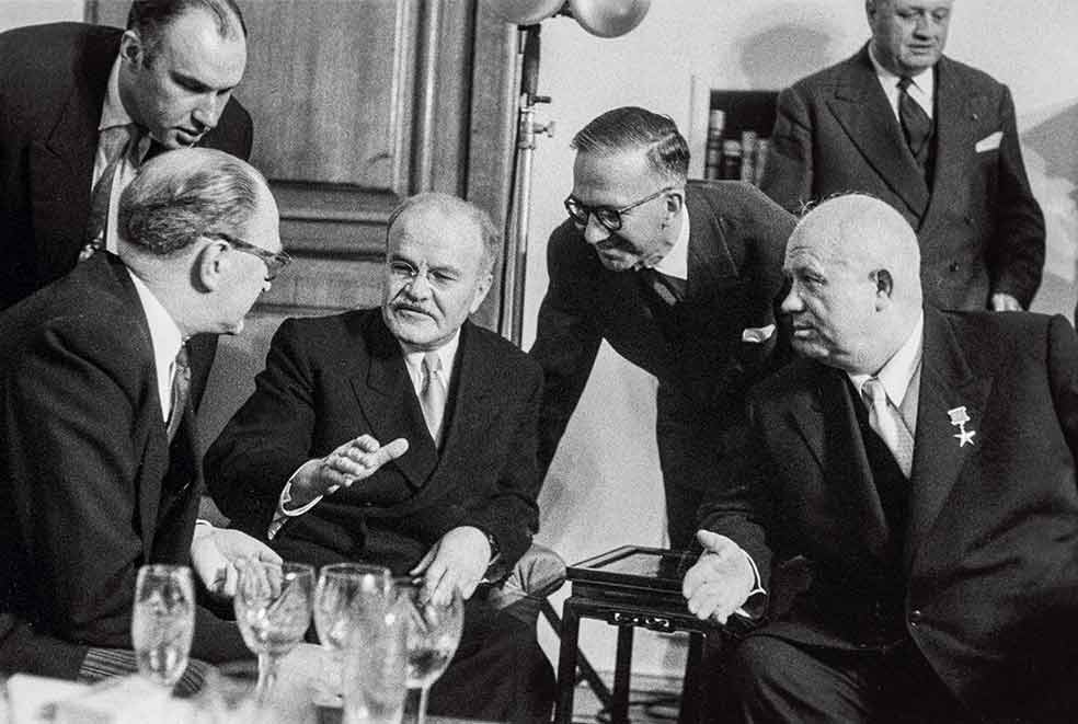 Jrushchov (a la derecha) sucede a Stalin y hay un amago de acercamiento a Occidente. Su ministro de Exteriores, Mólotov (con bigote), redacta una propuesta insólita: el ingreso en la OTAN. Y ofrece a cambio la reunificación de Alemania. Los aliados no se fían, creen que será un caballo de Troya.