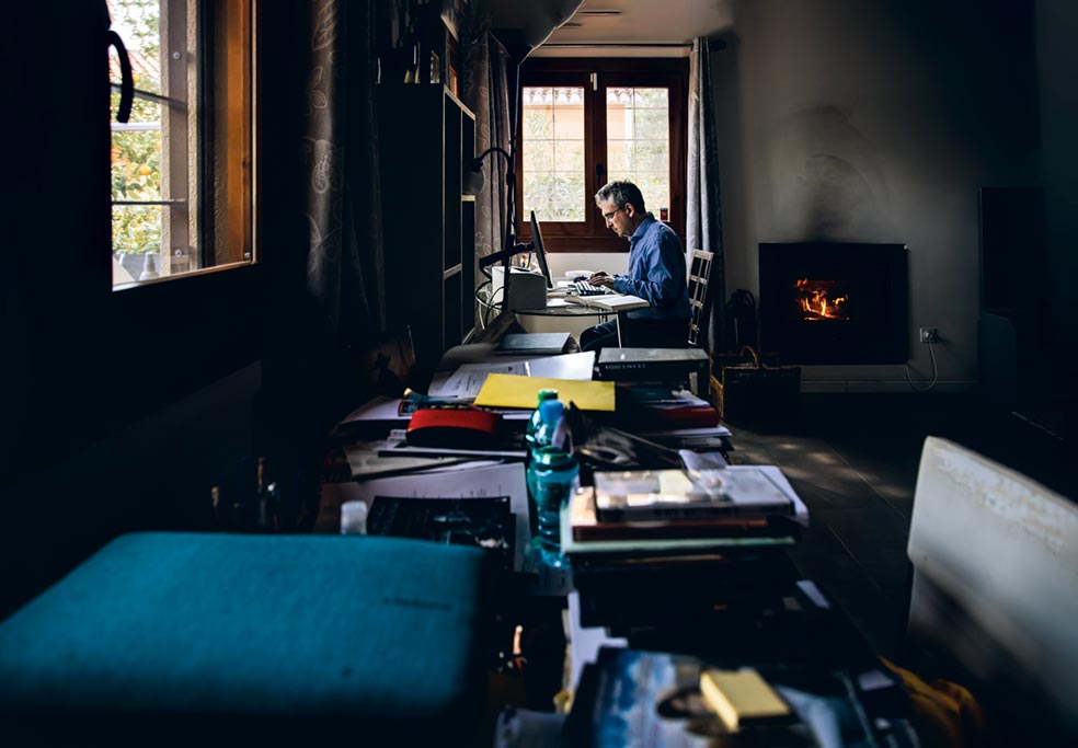 Posteguillo, según revela a XLSemanal, dedicará no menos de seis novelas a Julio César. «Tengo lectores que llevan años diciéndome: ‘¿Cuándo escribirá sobre César?’. A lo que yo respondía: ‘Pero si ya se ha escrito ya mucho sobre César’. Y es muy bonito porque entonces solían añadir: ‘Puede ser, pero no como lo contaría usted. Tiene que dedicarle una trilogía’. Y yo: ‘No, nunca escribiré una trilogía sobre Julio César’. Y es verdad, porque es imposible contar a César en tres novelas».