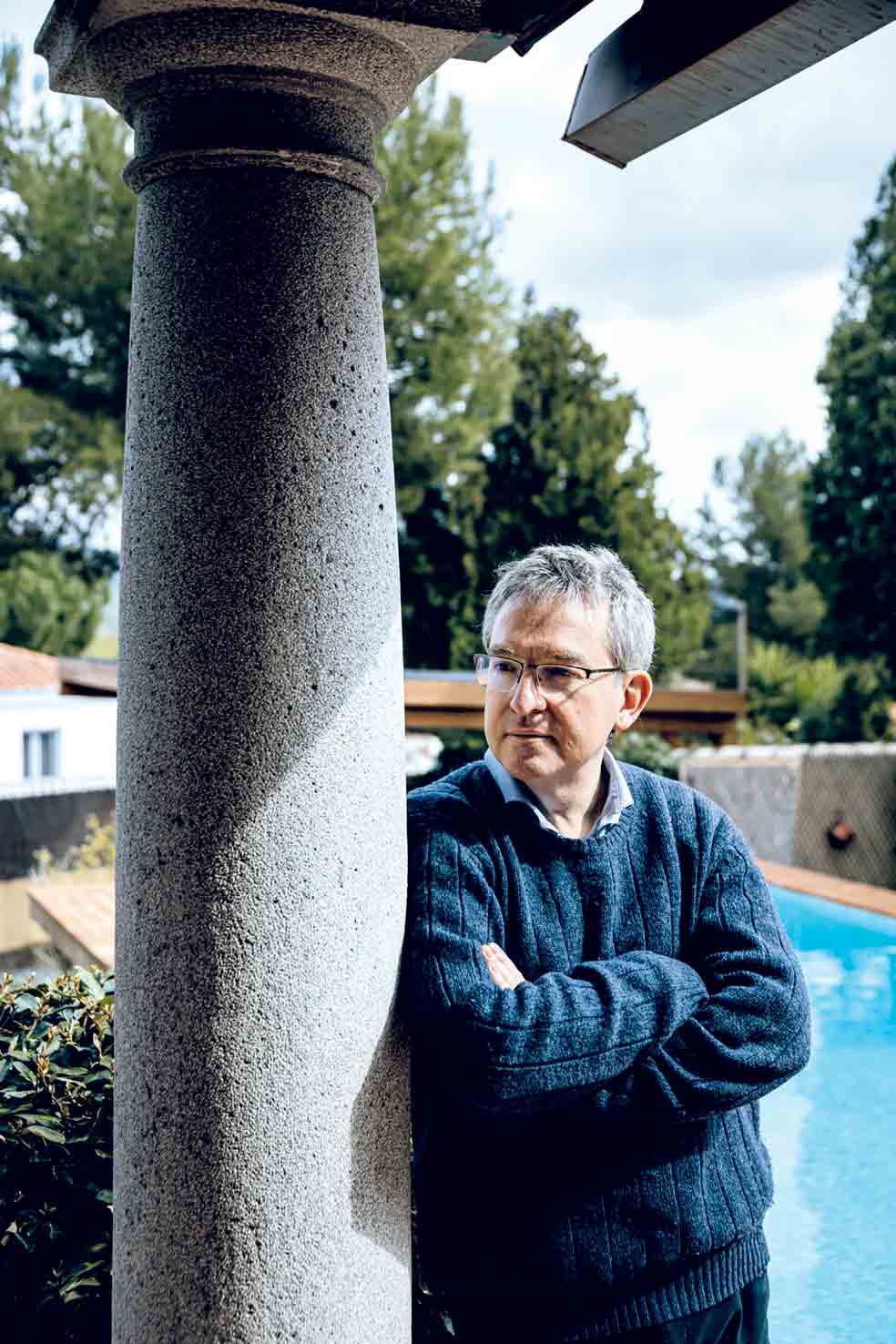 El escritor recibió a XLSemanal en su refugio de la montaña valenciana, su lugar favorito para escribir. Rodeado de libros y documentación sobre Roma, además de algún que otro guiño arquitectónico y decorativo, Posteguillo trabaja ya en la segunda entrega de su nueva serie literaria sobre Julio César.