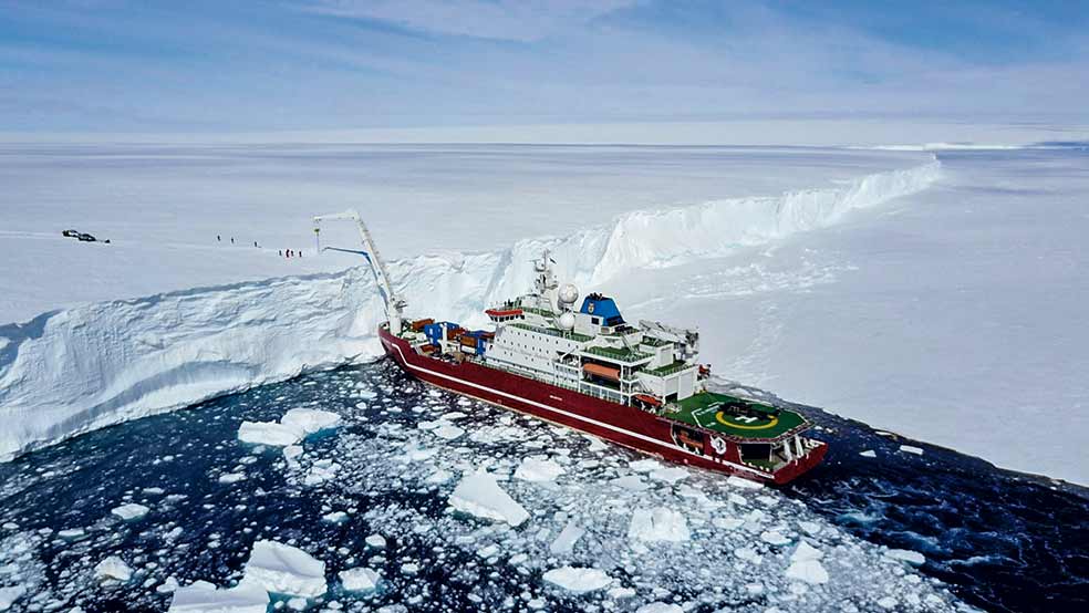 El equipo Endurance22 trabajó desde el rompehielos sudafricano S. A. Agulhas II. A pesar de ser un buque poderoso y sofisticado, también se vio doblegado por las condiciones climáticas y tuvo que detener su avance durante semanas. Desde el rompehielos se sumergieron los robots que han hallado el Endurance.