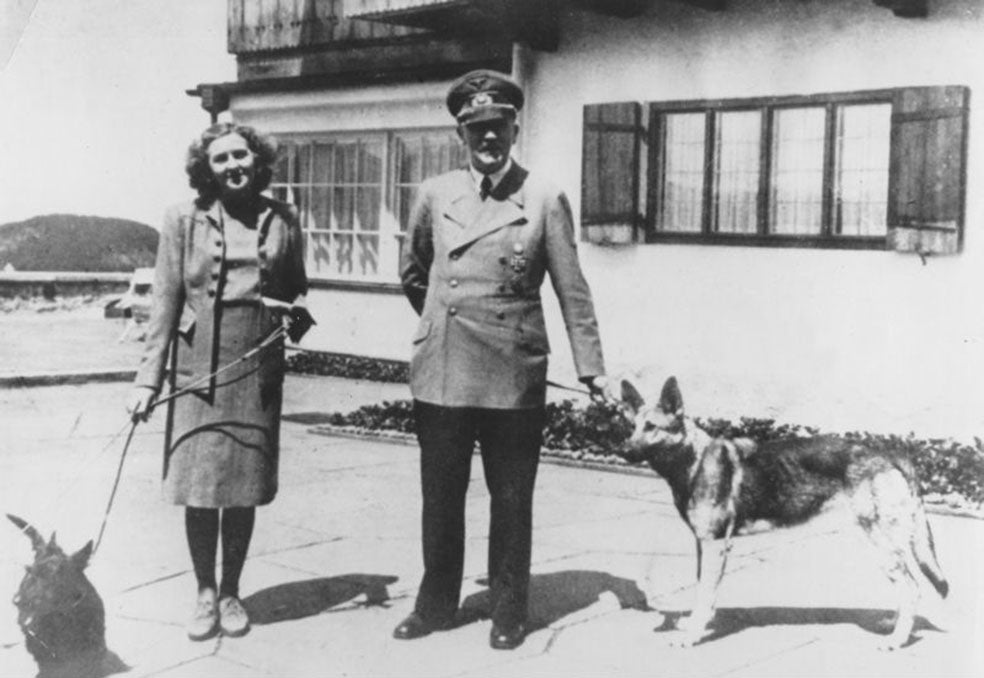 La historia oficial relata que alrededor de las 3:30 de la tarde del 30 de abril, Hitler y Eva Braun se suicidaron. Ella tomó una capsula de cianuro y él se pegó un tiro en la cabeza. Pero como los cuerpos no aparecieron, las teorías de la conspiración se multiplicaron. Supuestamente, sus guardaespaldas incineraron los cuerpos, siguiendo las órdenes del dictador.