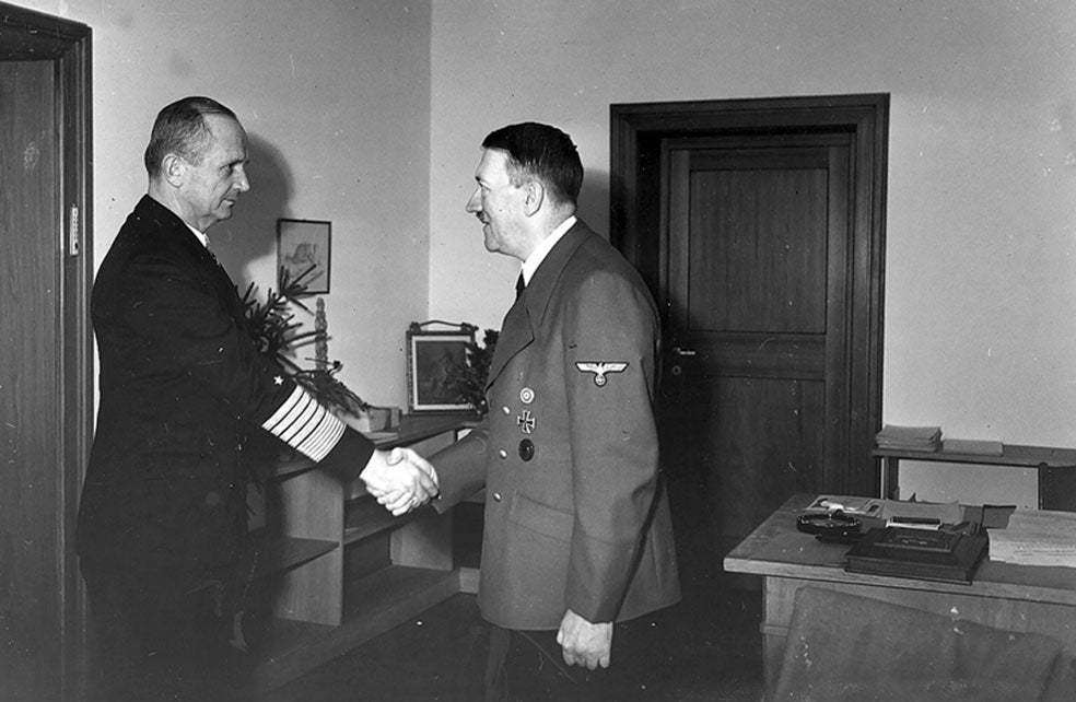 Adolf Hitler desapareció en los últimos días de la Segunda Guerra Mundial. A su sucesor en el cargo durante ese corto tiempo, Karl Dönitz (a la izquierda) le fue encomendada la operación Ultramar Sur, para sacar del país a los dirigentes nazis.