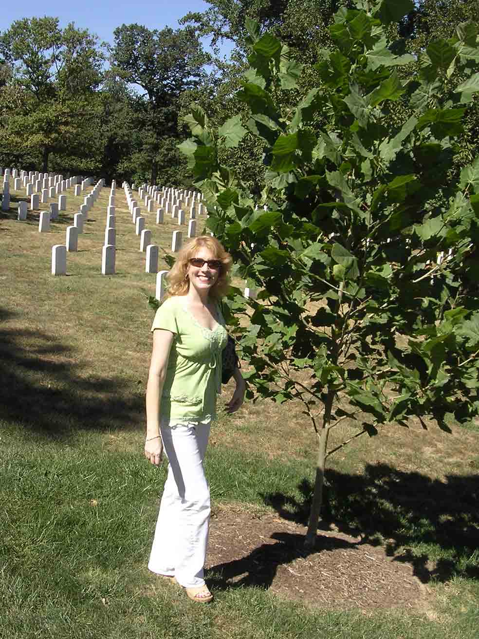 Rosemary Roosa, la hija del astronauta Stuart Roosa, junto al árbol lunar plantado en el cementerio de Arlington, en Virginia, en honor a su padre. Rosemary busca ahora que los árboles lunares 'regresen' a la Luna en 2025. |