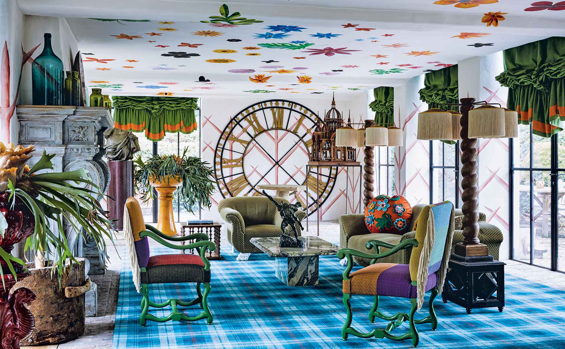 Orangerie decorada por Demeyer. «Pinté flores en el techo porque es bajo. Los muebles son antiguos, la chimenea la compramos en Italia y las cortinas son de telas de exterior».