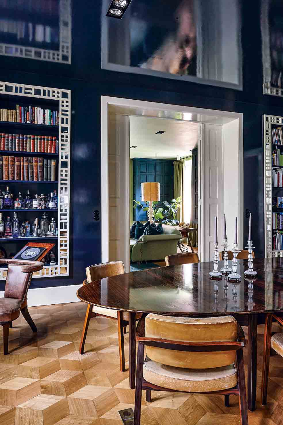 A Jean-Philippe Demeyer le gustan las antigüedades porque dice que con ellas se siente protegido. En la decoración de este piso utilizó paredes lacadas de azul y librerías con marcos de inspiración art déco.