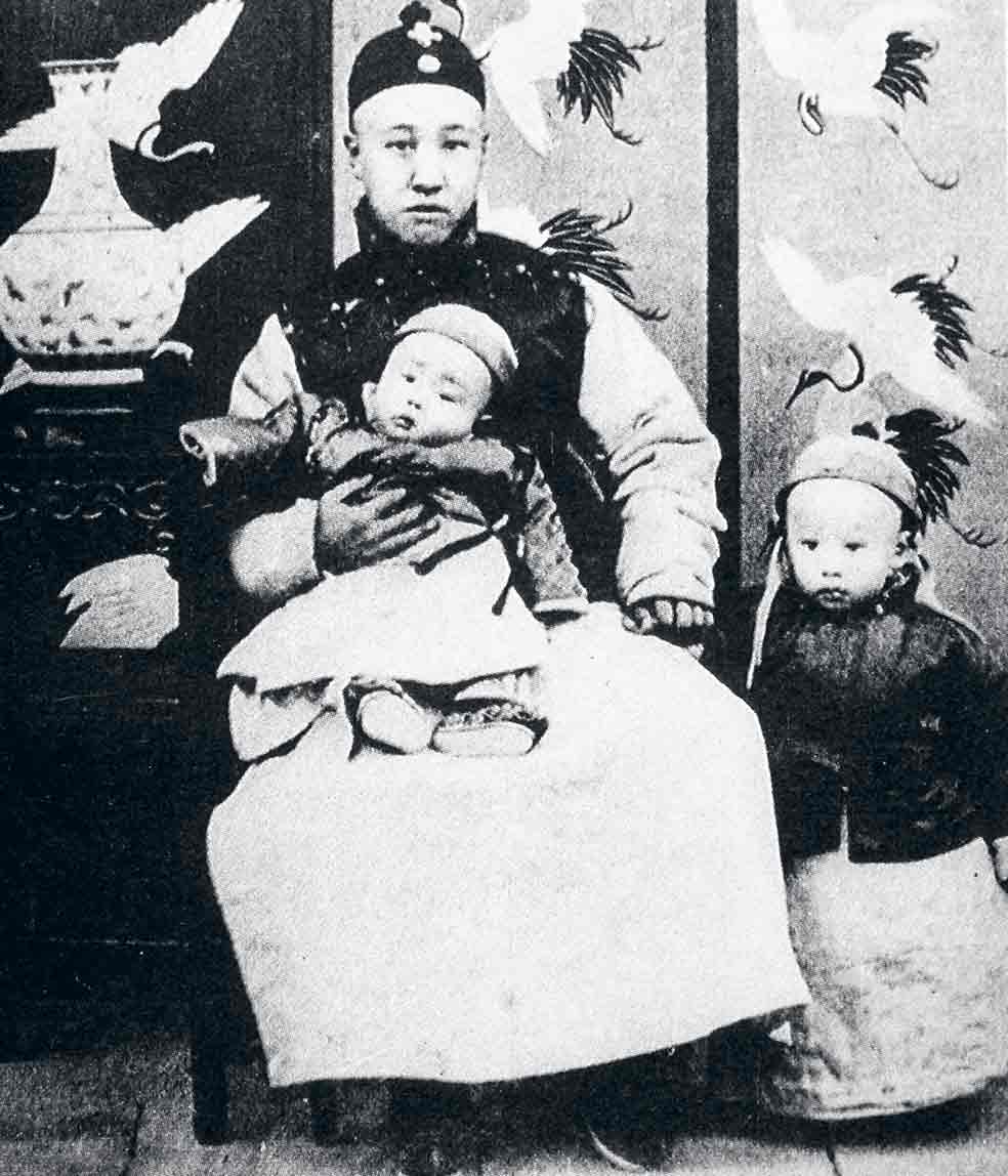 En 1908, antes de fallecer, designó emperador a su sobrino nieto Puyi (de pie) y regente a su padre, Zaifeng (sentado). Puyi tenía tres años. No llegó a reinar porque el gobierno imperial se abolió en 1912. Bernardo Bertoluci lo contó en El último emperador.