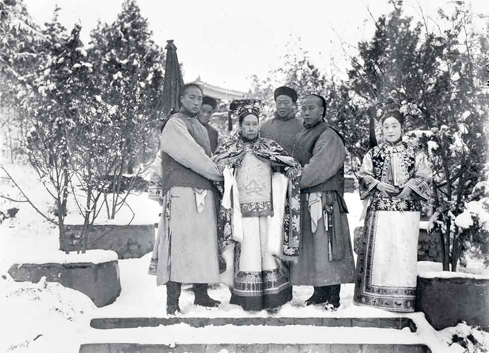 Cixí vivía rodeada de eunucos que la engalanaban con impactantes vestidos y joyas. Eran muy atractivos y de hecho se enamoró de uno de ellos, An Dehai, a los 30 años. Fue decapitado en 1869, lo que causó una profunda depresión a la emperatriz.