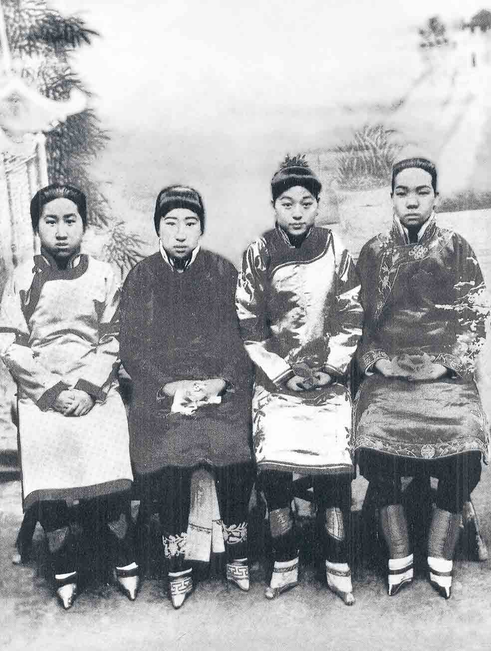 Cixí terminó con antiguas y terribles costumbres, como el vendado de los pies, que era un martirio espantoso para las mujeres.