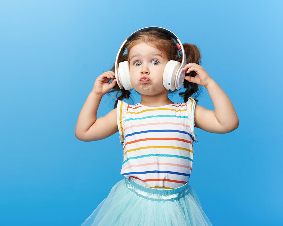 Los usuarios que practican la 'escucha acelerada' argumentan que es como la lectura en diagonal. Muchos neurocientíficos alertan del peligro de ambas y han creado el término «impaciencia cognitiva» para explicar sus consecuencias, como la pérdida de capacidad crítica.