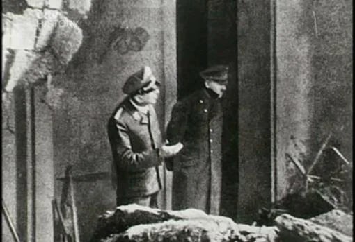 Esta es, supuestamente, la última foto de Hitler con vida, observando la destrucción de Berlín desde su búnker. La habría tomado su fotógrafo oficial, Heinrich Hoffmann, el 20 de abril de 1945, el día del 56 cumpleaños del Führer.
