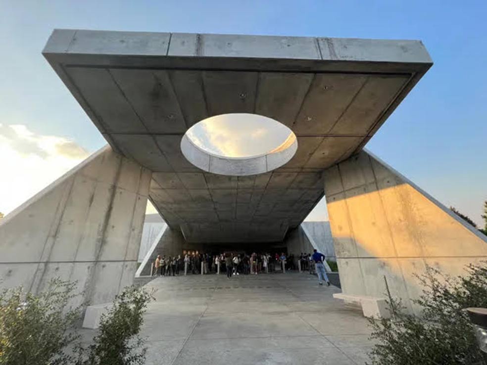 Los pasajeros comienzan su aventura en una pequeña terminal de cruceros. Desde ahí son conducidos a una plataforma de lanzamiento en una cápsula, donde tendrán una experiencia simulada de despegar al espacio. Al mirar por la ventana del techo verán el Halcyon, su destino final.