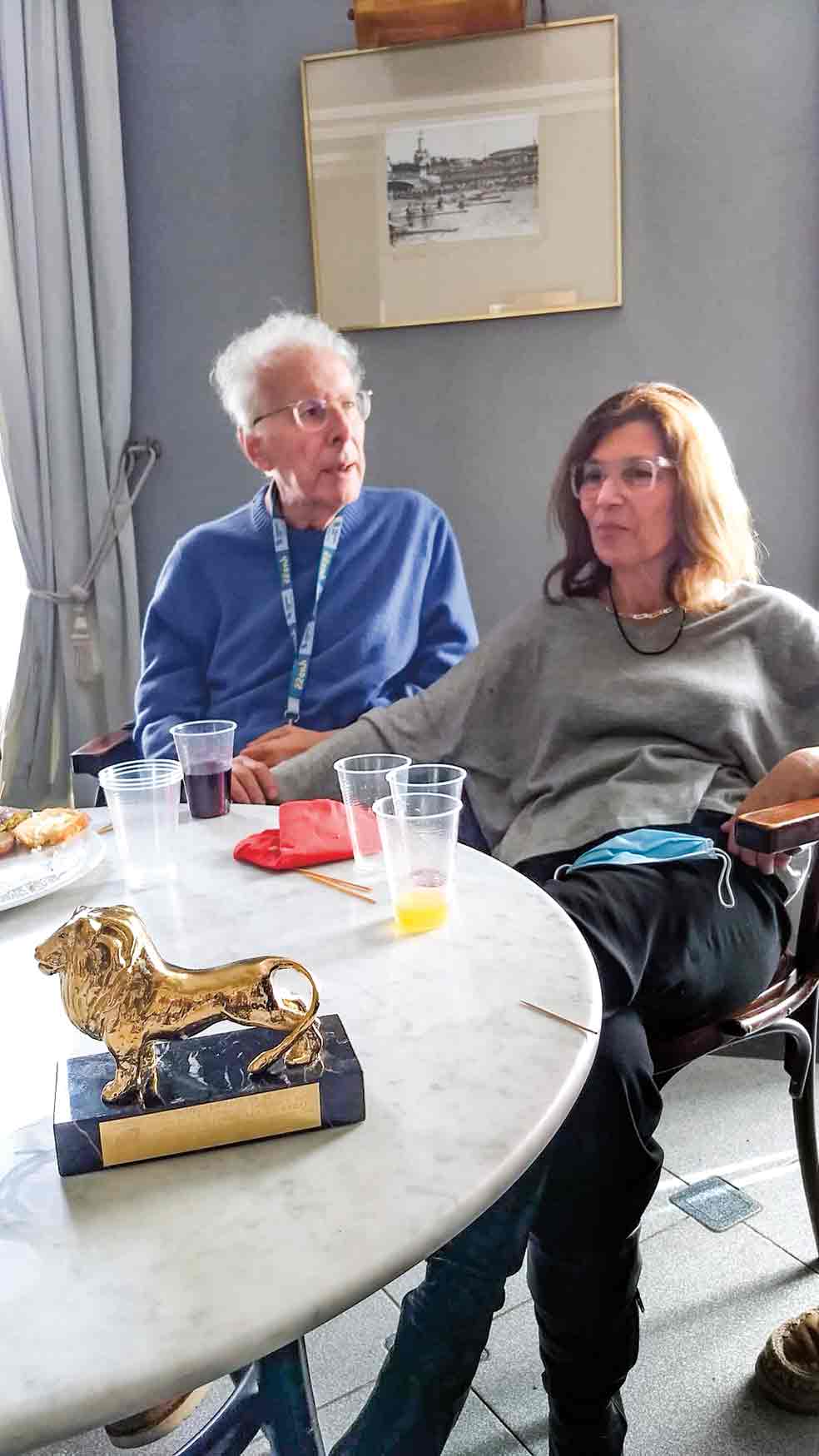 Ana es su nueva pareja. «Hasta que la he conocido yo decía, igual que Aristóteles, que lo más importante en la vida son los amigos. Ahora no, ahora Ana está por encima de cualquier amigo. Ha sido inesperado, como un regalo de los dioses», cuenta Javier Sádaba.