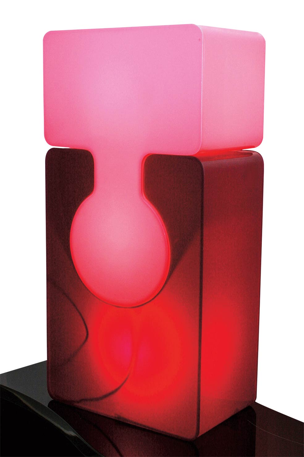 Los objetos de decoración de Cardin parecían concebidos para trasladar sus creaciones de pasarela al interior de los hogares. En la foto, la lámpara sigue el ideal de formas sinuosas y esféricas que tanto caracterizó la moda del diseñador.