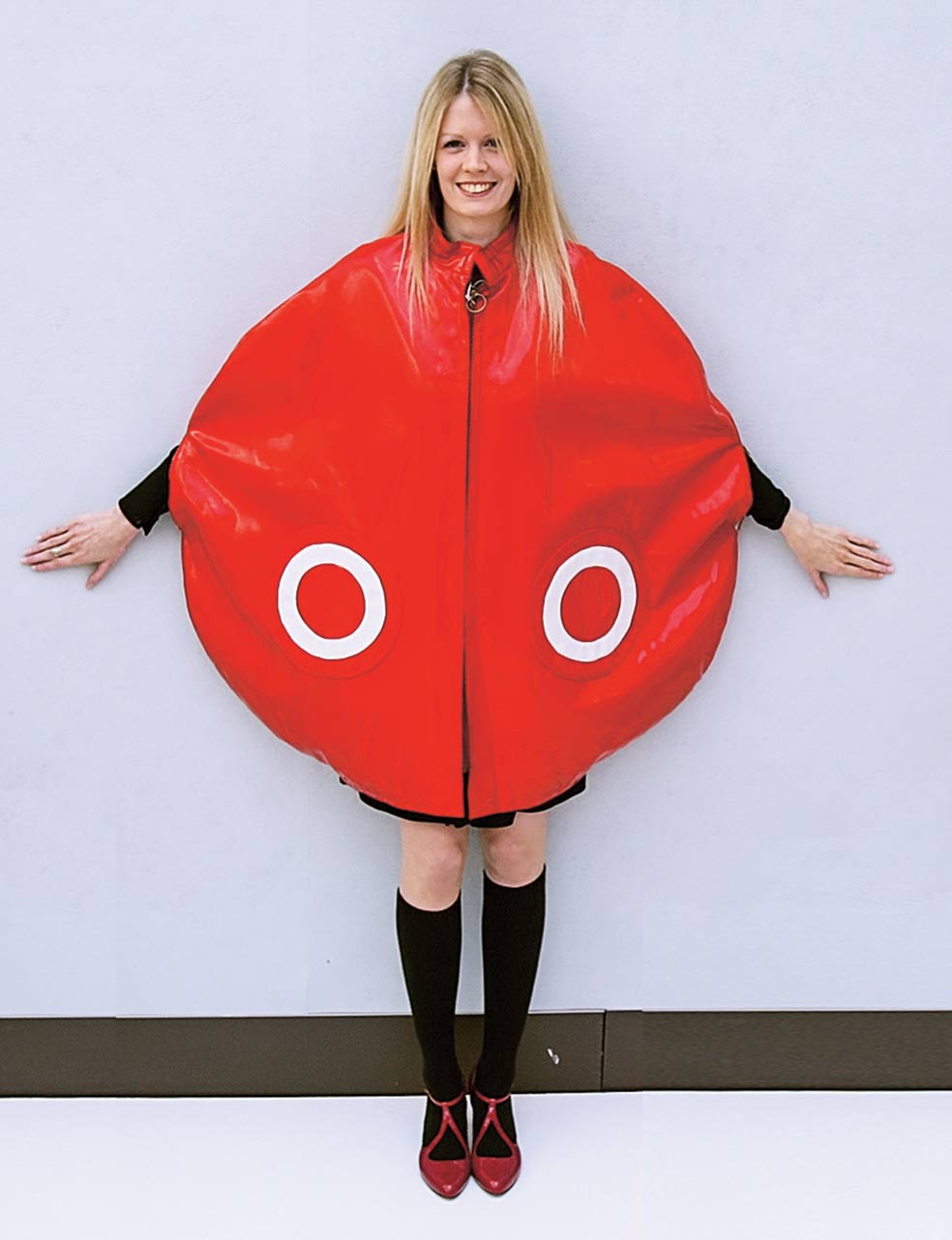 En 1969, Pierre Cardin creó uno de sus diseños más conocidos. Arte pop y futurismo se funden en esta capa esférica de vinilo rojo. getty images