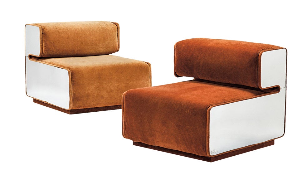 La primera colección de muebles y objetos de decoración de Pierre Cardin se llamó 'esculturas utilitarias' ya, que según el diseñador, sus obras debían ser 'pequeñas obras de arte', como estos sillones, pero también muy funcionales.