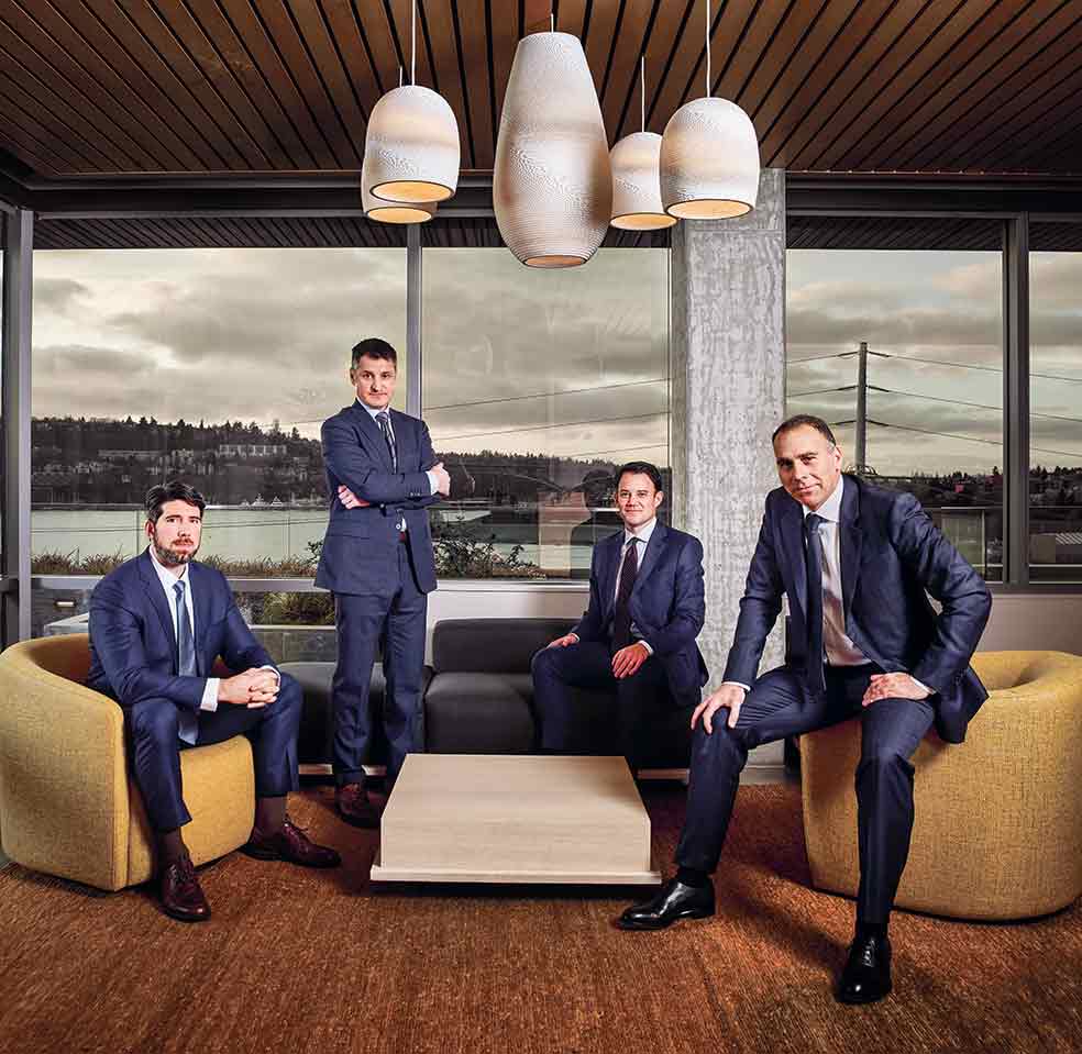 Tilray es una filial de un fondo de inversión, Privateer Holdings, dedicado a crear empresas relacionadas con el cánnabis. Su consejo lo forman (por la izda.) Patrick Moen, exagente de la DEA, y los fundadores. Brendan Kennedy, Michael Blue y Christian Groh. Su sede está en Seattle; la fábrica, en Canadá, para evitar problemas con la Justicia norteamericana.