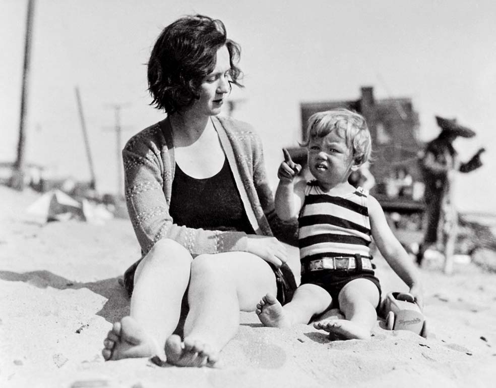 Marilyn a los 3 años con su madre, Gladys Baker