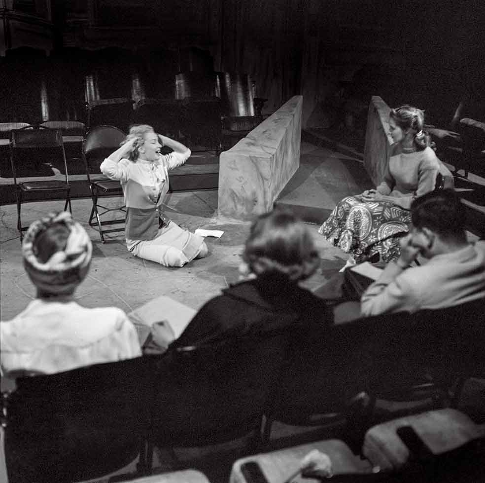 Marilyn quiso huir del encasillamiento en papeles de chica sexy y se apuntó en el Actors Studio. Aquí, en una audición teatral en 1950. |