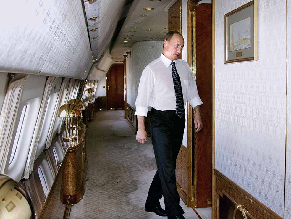 A bordo del avión presidencial, con todos los detalles de un hotel de lujo. A la izquierda, el baño, que según la revista View está valorado en 60.000 euros.