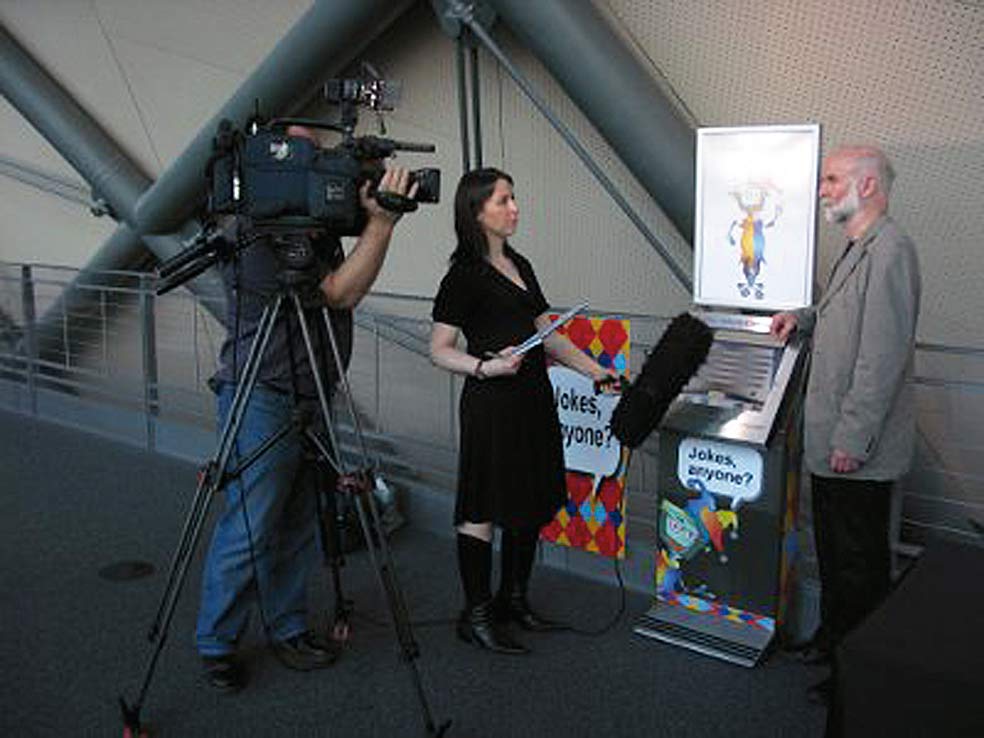 Hay sesiones cómicas del proyecto The Joking Computer a través de Internet. La máquina inventa los gags, y el usuario añade sugerencias.