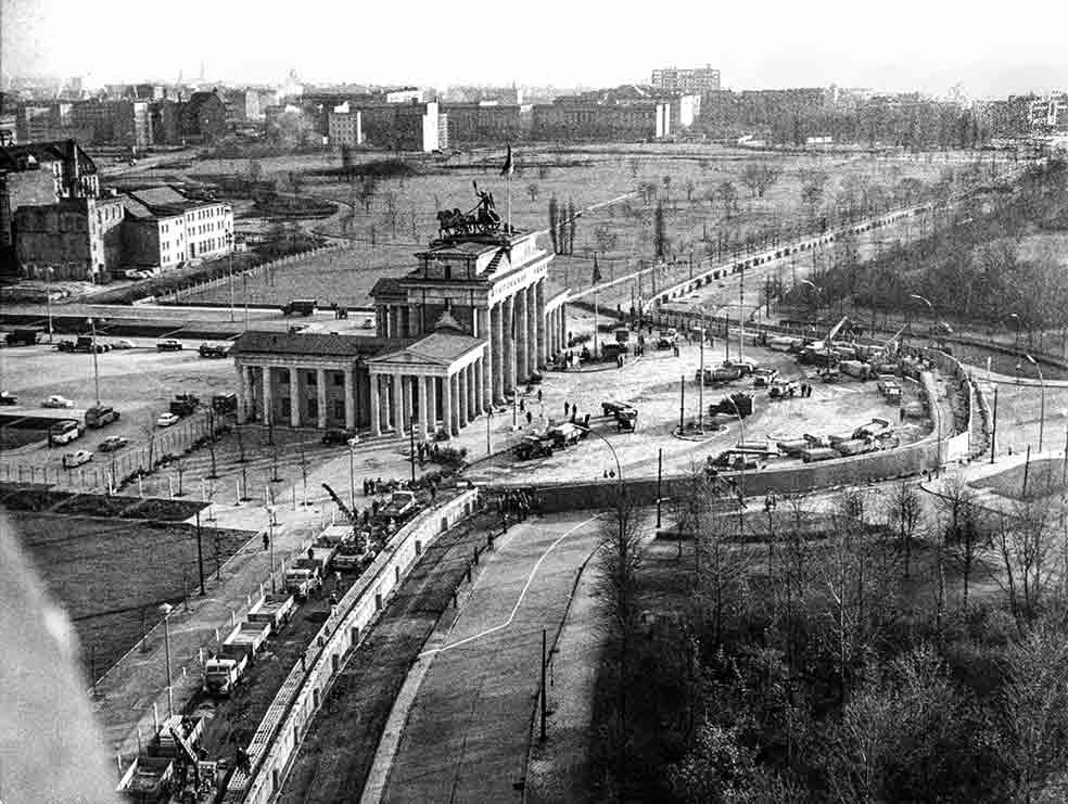 El muro de Berlín levantó el 13 de agosto de 1961 y cayó en 1989. Al intentar pasar al otro lado murieron 140 personas.