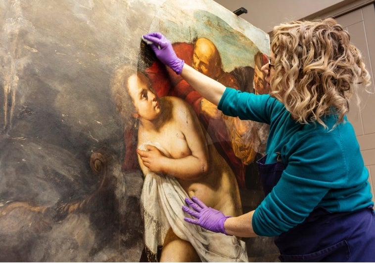 Susana y los viejos es la obra desde hacía un siglo perdida y hallada recientemente en la Colección Real Británica, en un almacén de la residencia real de Hampton Court, cubierta de polvo. Aunque inicialmente fue atribuida a la Escuela Francesa, la pintura de Gentileschi había sido en realidad encargada por la esposa del Rey Carlos I de Inglaterra. Actualmente, ya restaurada, la obra es exhibida en el castillo de Windsor. |