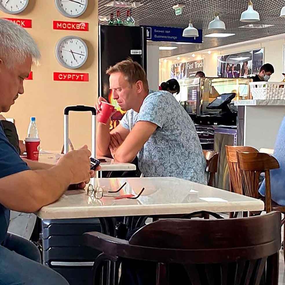 El jueves 20 de agosto de 2020, Alexéi Navalni toma un té en la cafetería del pequeño aeropuerto de Tomsk (Siberia). Poco después de despegar hacia Moscú empieza a gritar de dolor y el piloto realiza un aterrizaje de emergencia de vuelta a Tomsk. En el hospital, la primera sospecha de los médicos es envenenamiento.