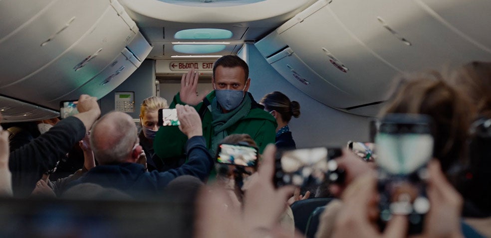Momento del documental Navalny: Putin asesina para solucionar sus problemas, dirigido por el canadiense Daniel Roher, en que el disidente ruso regresa a Moscú tras recuperarse de la tentativa de envenenamiento que sufrió en agosto de 2020. La película sigue los pasos del célebre activista entre 2019 a 2021.