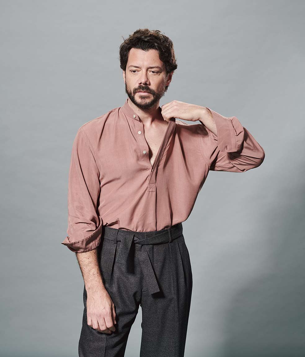 «La verdad es que entré con buen pie en la profesión. Hice las pruebas para la Escuela Superior de Arte Dramático de Córdoba y unos días después, cuando fui a ver si me habían cogido, se me acercó un profesor y me dijo: «Tengo un papel para ti en Don Juan Tenorio». Yo miré alrededor pensando que le hablaba a otra persona. Y entonces añadió: «Por cierto, estás dentro».