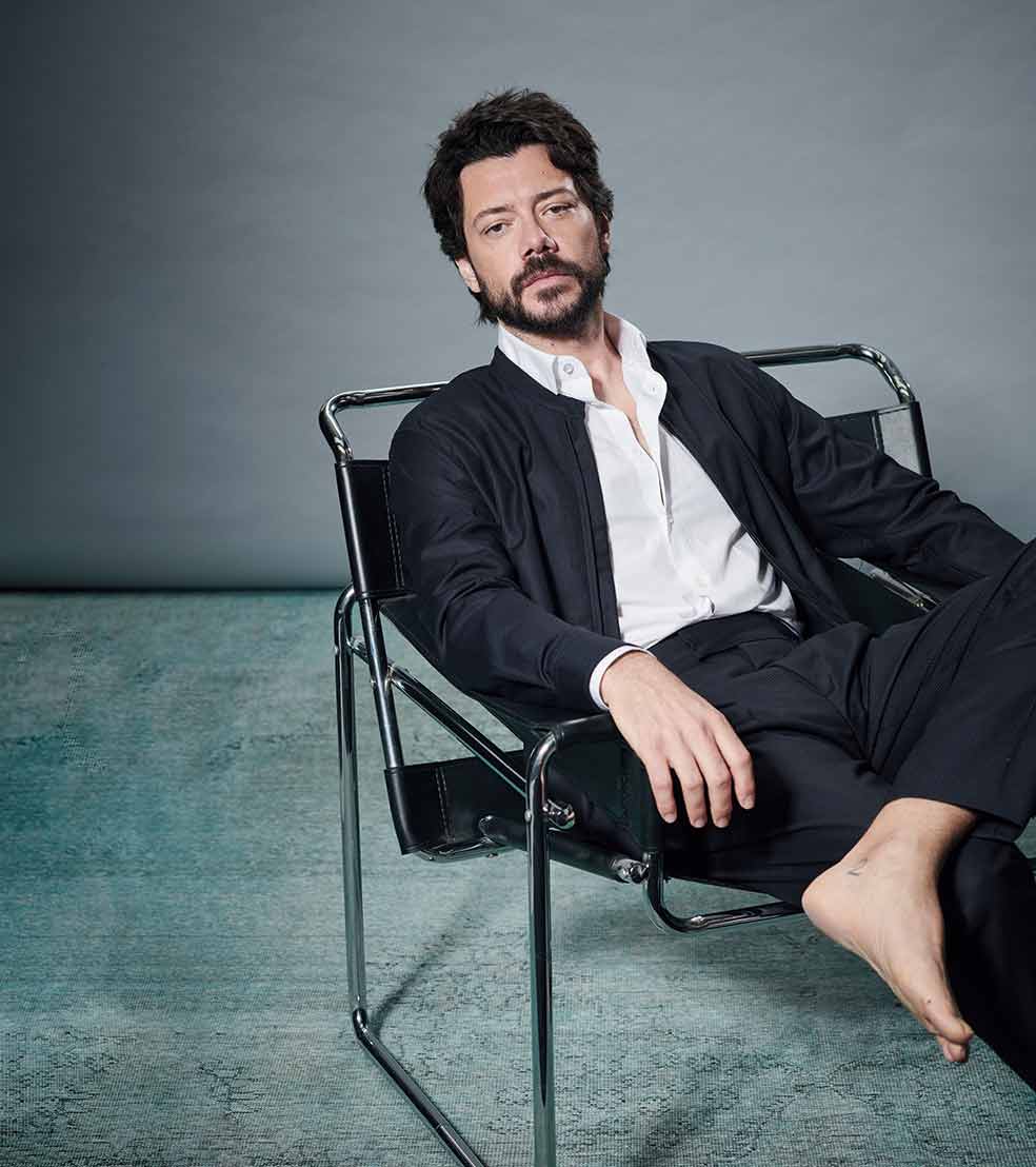 «He intentado hacer un Elcano muy agnóstico, gamberro y macarra. Un personaje para toda la familia. No buscaba hacer un tipo que fuera héroe desde el principio. Porque, en realidad, no tenía ni idea de dónde se estaba metiendo. Ni él ni el resto de los hombres de la expedición podían siquiera imaginar que pasarían tres años navegando y que darían la vuelta al mundo»