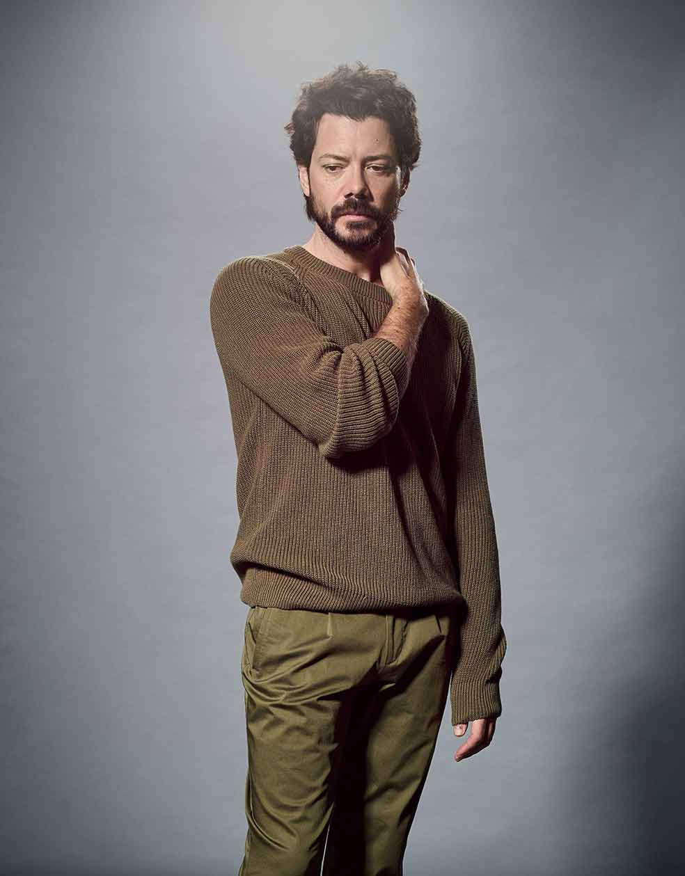 Nacido en Algeciras, Álvaro Morte se llama, en realidad, Álvaro Antonio García Pérez. «Tomé prestado el apellido de una amiga mía, María Morte. Llevaba un tiempo pensando en cambiármelo y la verdad es que, en cuanto lo hice, empecé a conseguir más papeles».