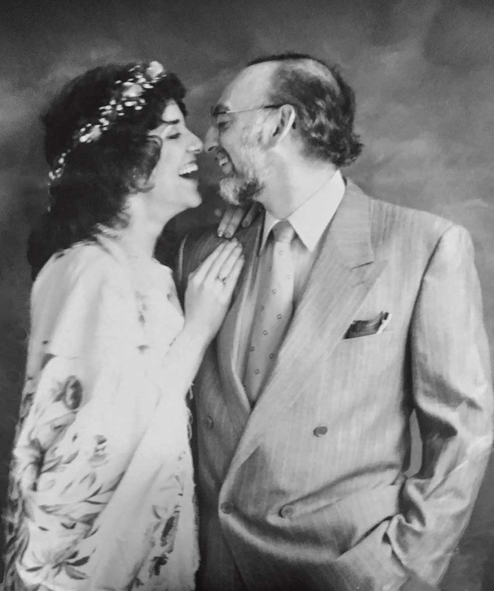 Los Gottman el día de su boda (y en la foto anterior, en la actualidad, 35 años después). Su método es un tipo de terapia de pareja que desarma el conflicto verbal y aumenta el respeto y el afecto. Se basa en su trabajo de su laboratorio de la Universidad de Washington, el Love Lab.