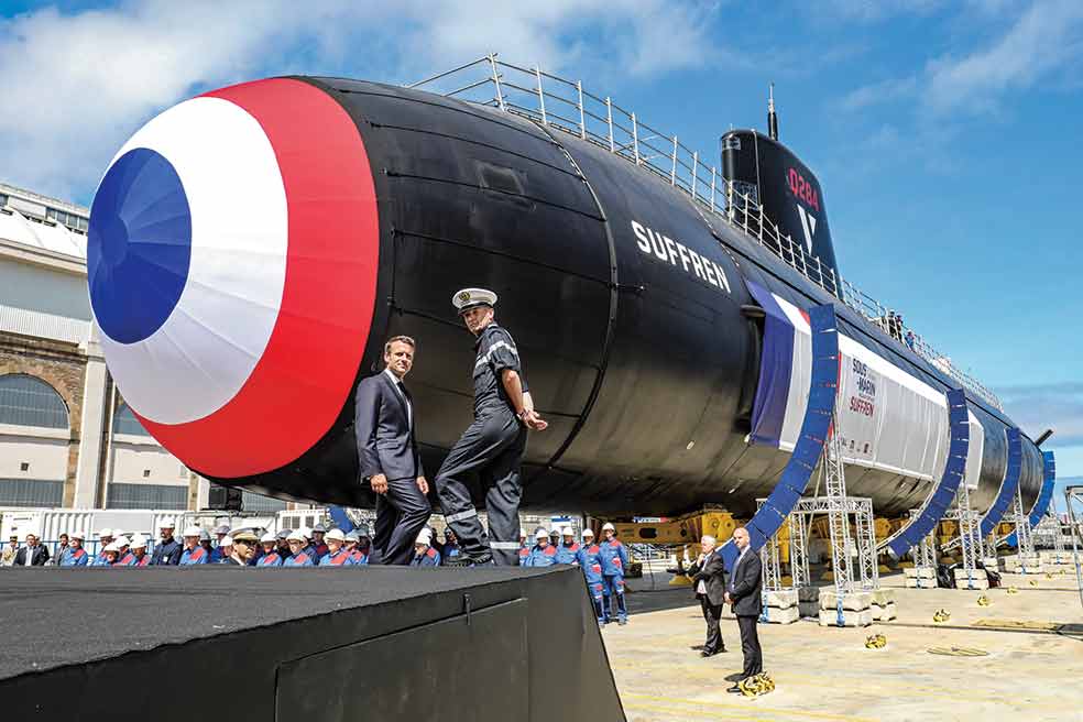 En julio de 2019, Macron posó frente al nuevo y poderoso submarino nuclear francés Suffren. Francia posee 300 cabezas nucleares y 4 submarinos. En la imagen superior que abre este reportaje, una de las detonaciones de bombas atómicas realizadas por Francia en el atolón de Mururoa (Polinesia Francesa) en 1971. Desde 1966 hasta 1996 se detonaron en estas islas 193 bombas como pruebas controladas de armamento nuclear.