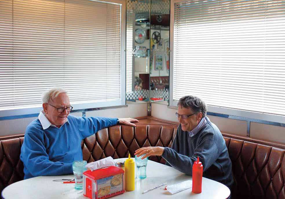 Gates es el mayor filántropo del mundo, con donaciones por encima de los 23 mil millones de dólares. Lo apoya en esta labor su amigo Warren Buffett, quien a sus 91 años sigue siendo uno de los más exitosos inversores americanos.