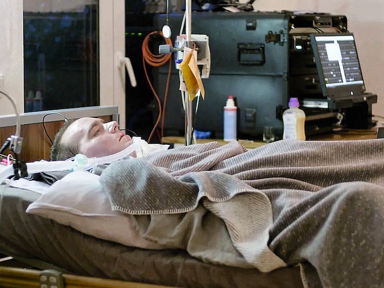 Antes de que el paciente de Birbaumer (en la foto) quedase totalmente incomunicado, se lo entrenó en neurofeedback: él emitía sonidos graves o agudos que, a fuerza de ajustar los parámetros de un sistema informático, se transformaban en letras a través de un procesador por medio del cual deletrear después palabras completas. «Este entrenamiento ha sido clave», cuenta Birbaumer.