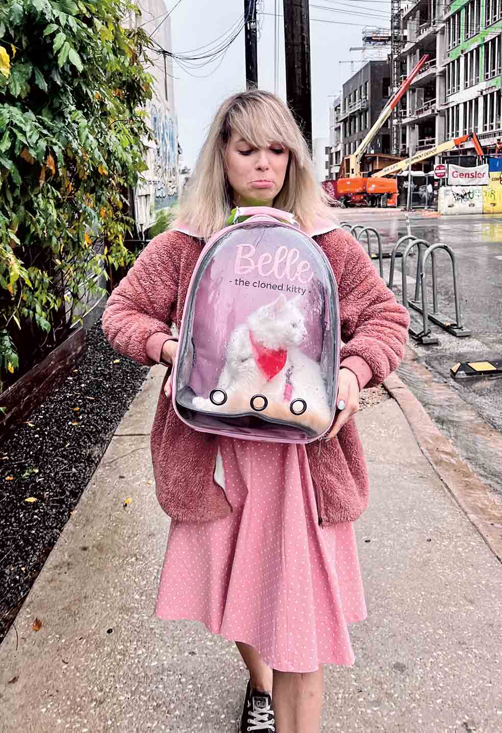 Belle es una gata clonada a partir del ADN de otra, Chai, que murió. Su dueña, Kelly, la exhibe en Tik Tok con gran éxito. Muchos la critican... pero eso también genera tráfico y dinero.