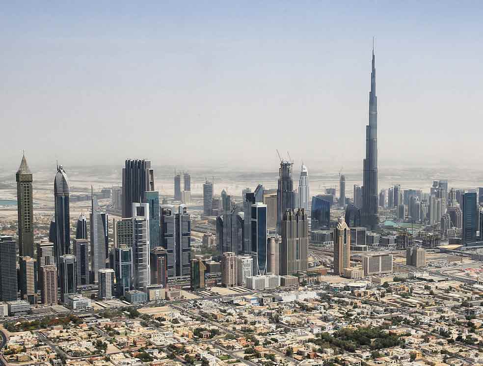 El Burj Khalifa, también conocido como la Torre Califa, de Dubái (Emiratos Árabes). Abrió sus puertas el 4 de enero de 2010 y la inversión superó los 1500 millones de dolares.