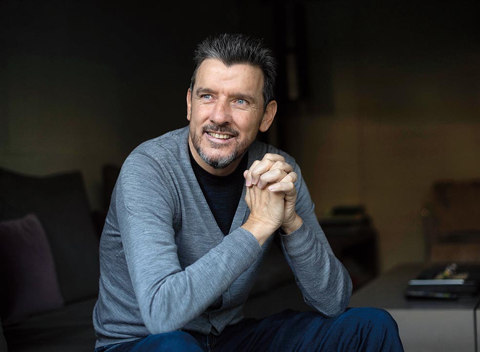 Acutalmente, el símbolo de la ELA en España es Juan Carlos Unzué, portero y entrenador de fútbol que ha conmovido a miles de personas con su documental La vida vale la pena. Unzué, de 55 años, con tres hijos, muestra una entereza admirable ante un diagnóstico con esperanza de vida de entre tres y cinco años. «El último día —dice— quiero pensar que ha merecido la pena hasta el final». |