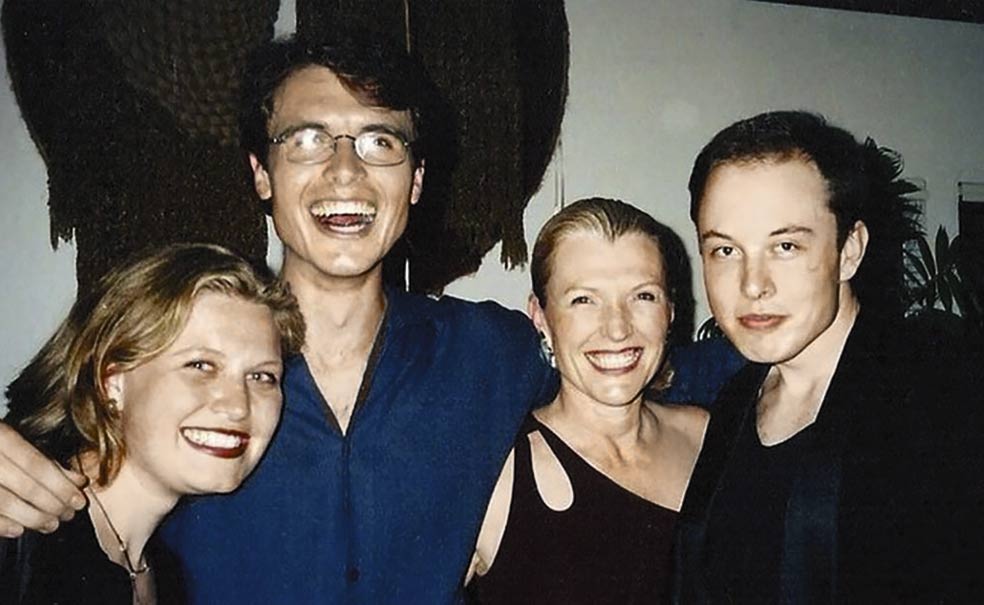 Elon en 1998 con sus hermanos, Tosca y Kimbal, y su madre, Maye.