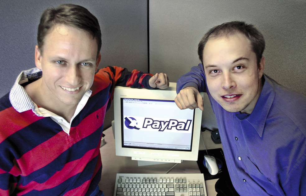 En 2000, ya con 29 años y tras haber hecho fortuna al crear PayPal, el primer servicio de pago digital que tuvo éxito, en compañía de Peter Thiel, otro exitoso y polémico emprendedor de Silicon Valley. |