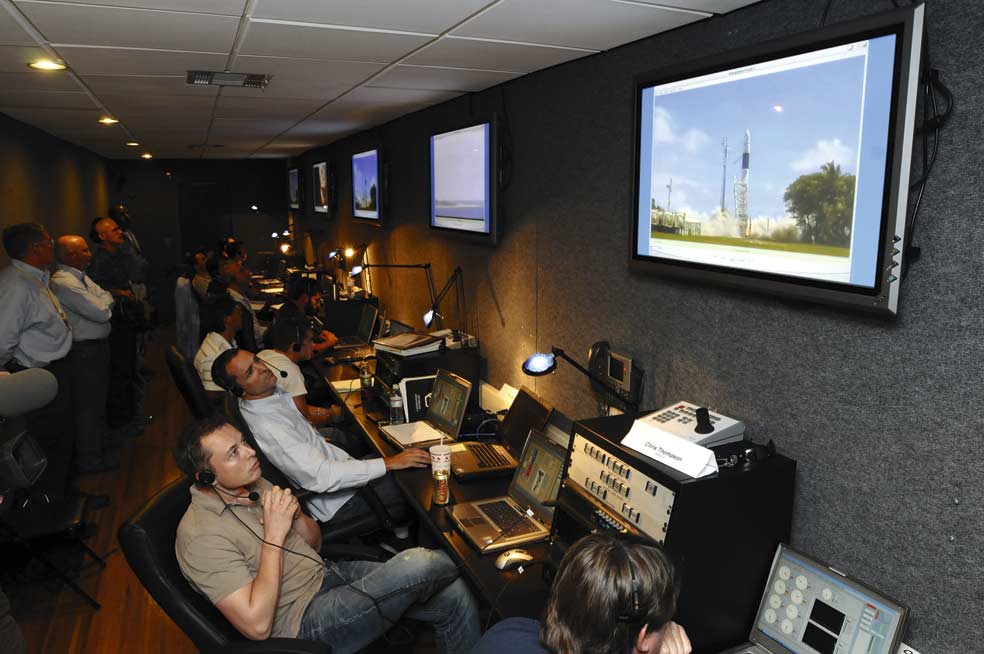 Musk y los empleados de SpaceX, atentos al despegue de un cohete Falcon 1 en Hawthorne (California) en octubre de 2008. |